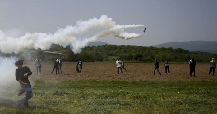 Macedonian police fire tear gas at migrants on Greek border